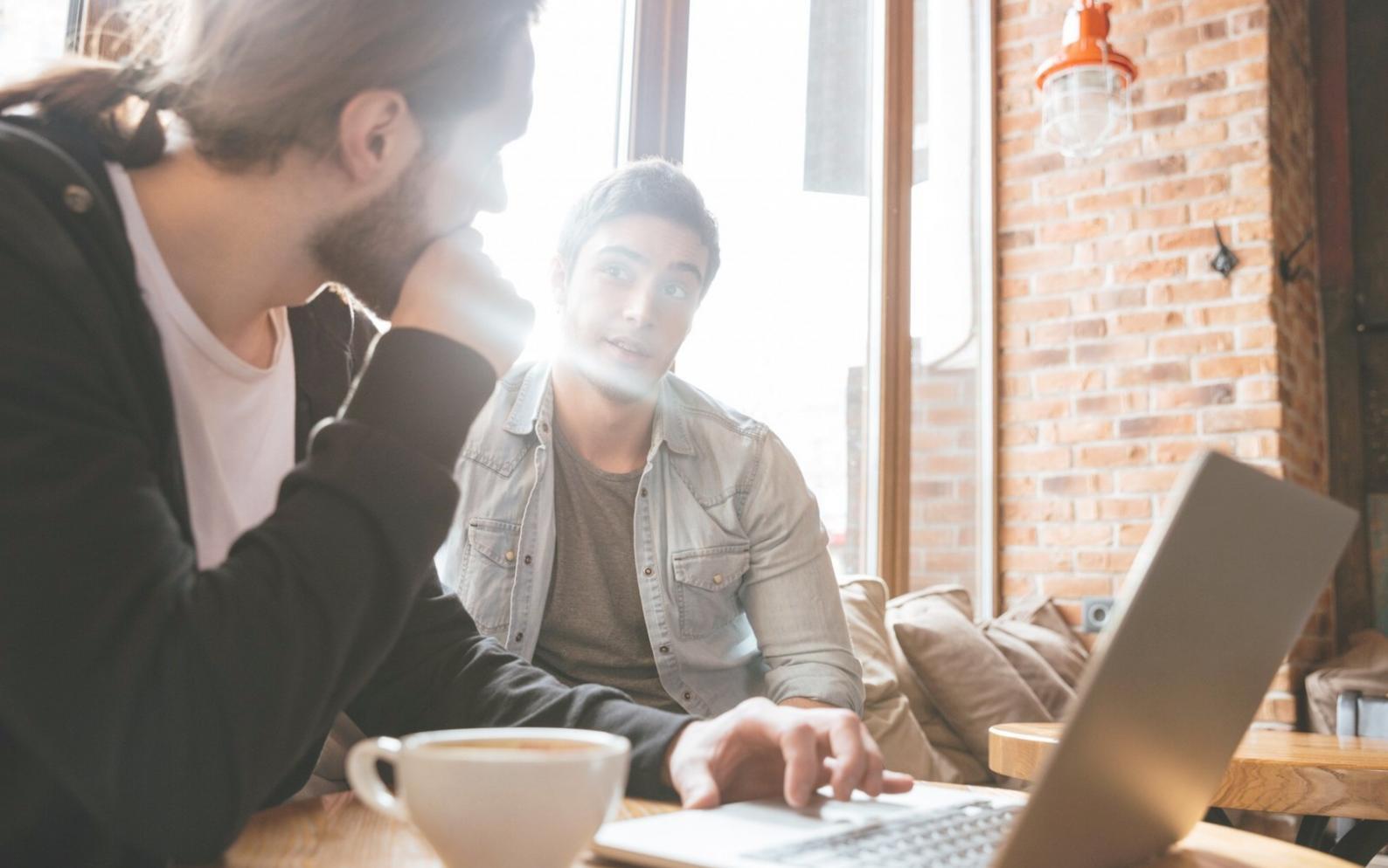 Teilnehmer bei praktischer Budgetplanungsübung im Workshop