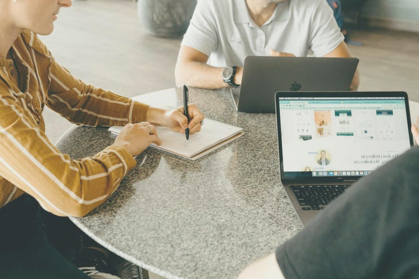 Finanzplanung am Schreibtisch mit Dokumenten und Taschenrechner